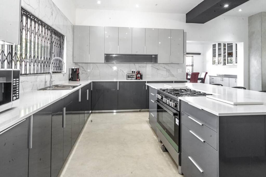 Private Modern 10 Bdrm Home Tucked Away In Sandton Johannesburg Exterior foto