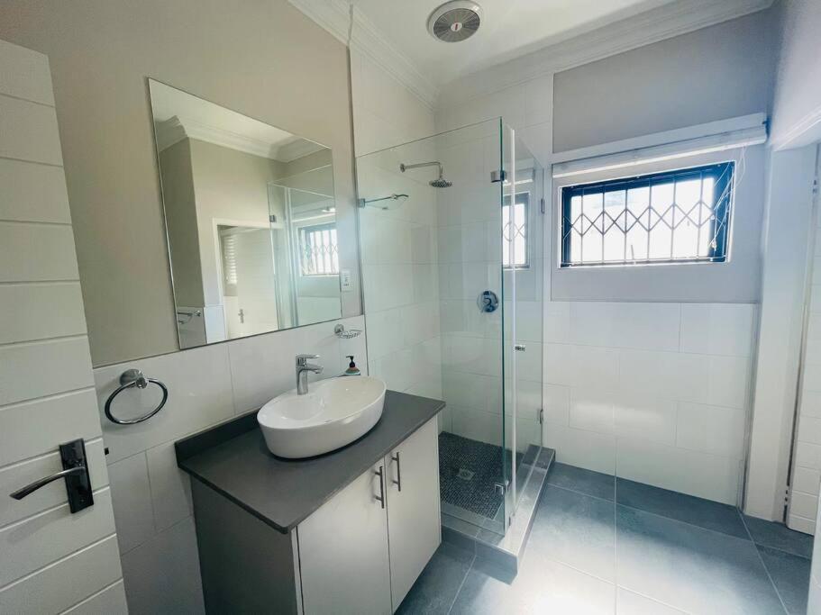 Private Modern 10 Bdrm Home Tucked Away In Sandton Johannesburg Exterior foto