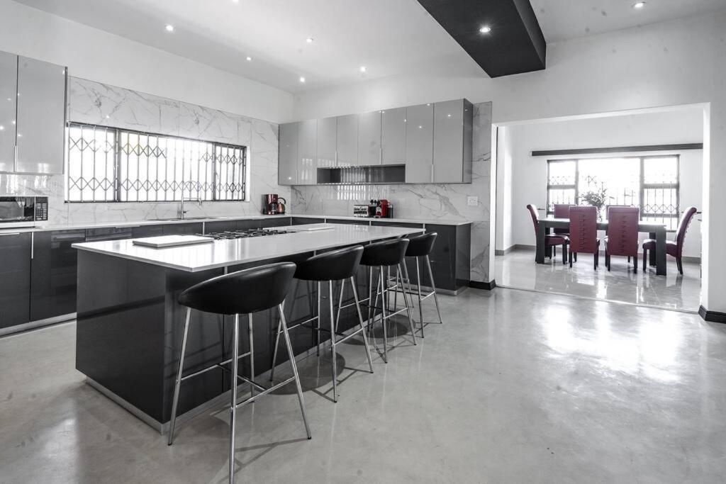 Private Modern 10 Bdrm Home Tucked Away In Sandton Johannesburg Exterior foto