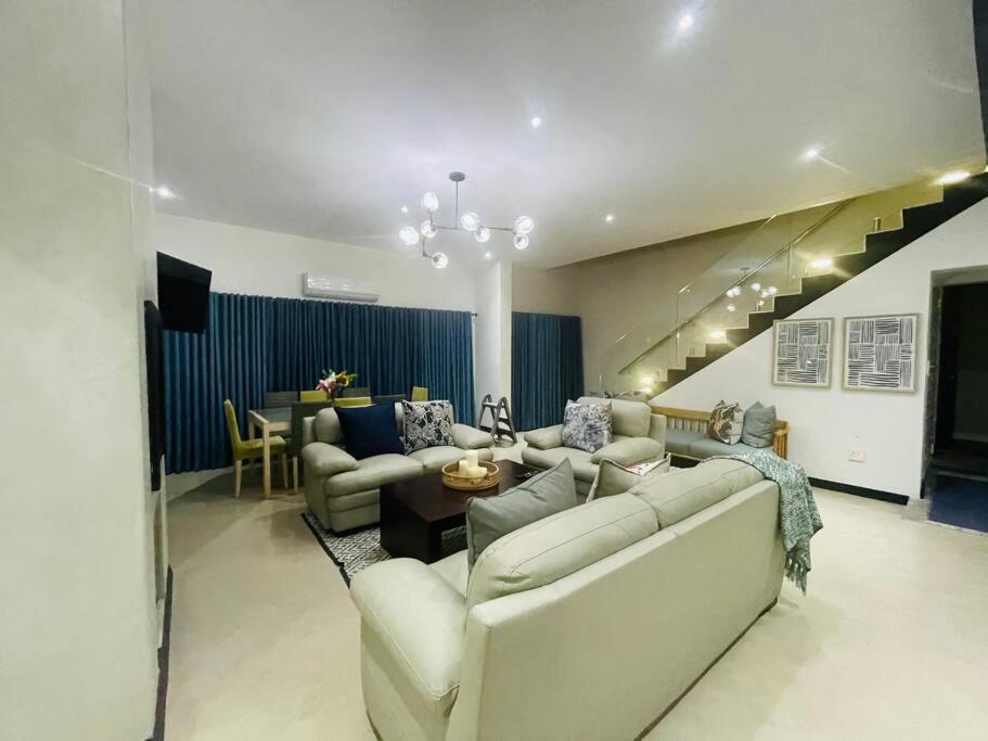 Private Modern 10 Bdrm Home Tucked Away In Sandton Johannesburg Exterior foto