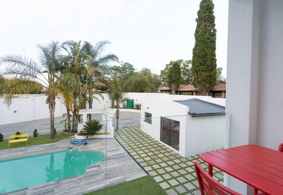 Private Modern 10 Bdrm Home Tucked Away In Sandton Johannesburg Exterior foto
