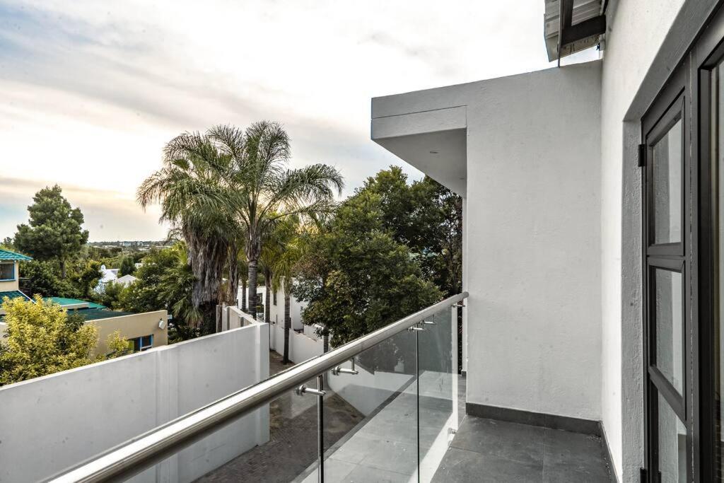 Private Modern 10 Bdrm Home Tucked Away In Sandton Johannesburg Exterior foto