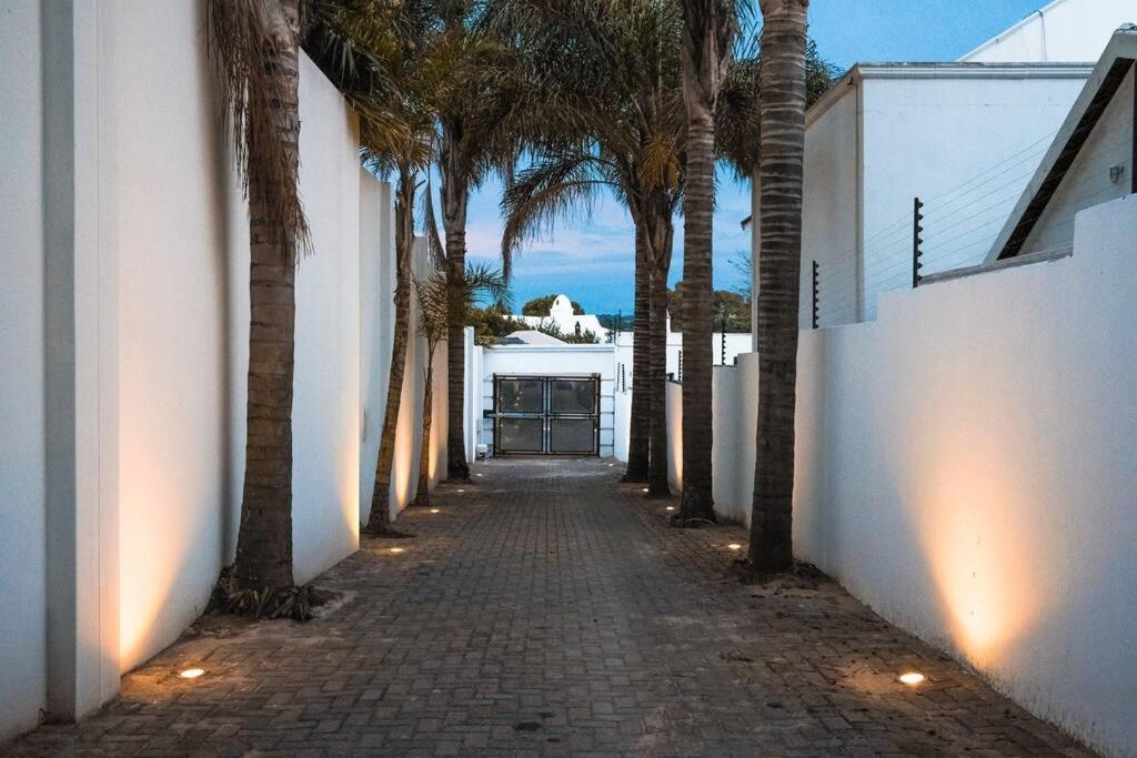 Private Modern 10 Bdrm Home Tucked Away In Sandton Johannesburg Exterior foto