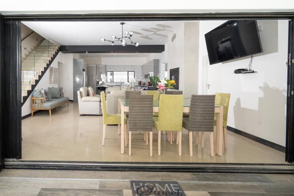 Private Modern 10 Bdrm Home Tucked Away In Sandton Johannesburg Exterior foto
