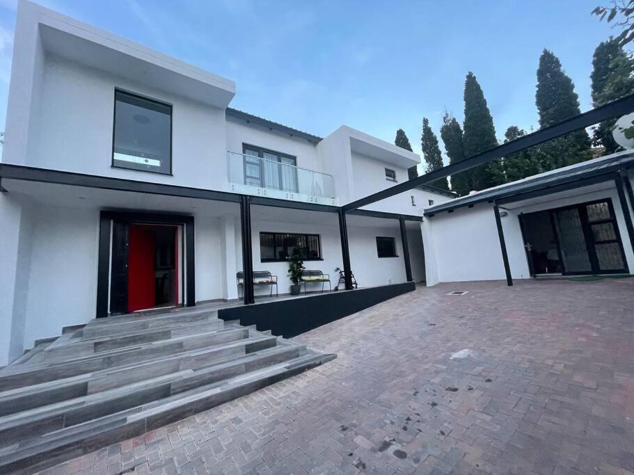 Private Modern 10 Bdrm Home Tucked Away In Sandton Johannesburg Exterior foto