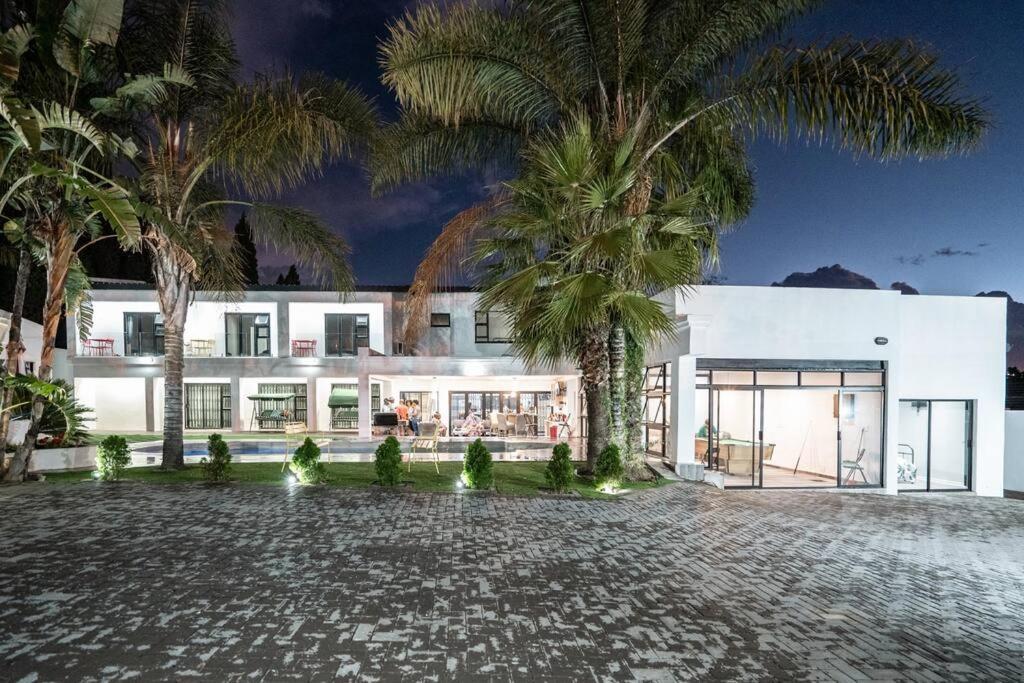 Private Modern 10 Bdrm Home Tucked Away In Sandton Johannesburg Exterior foto