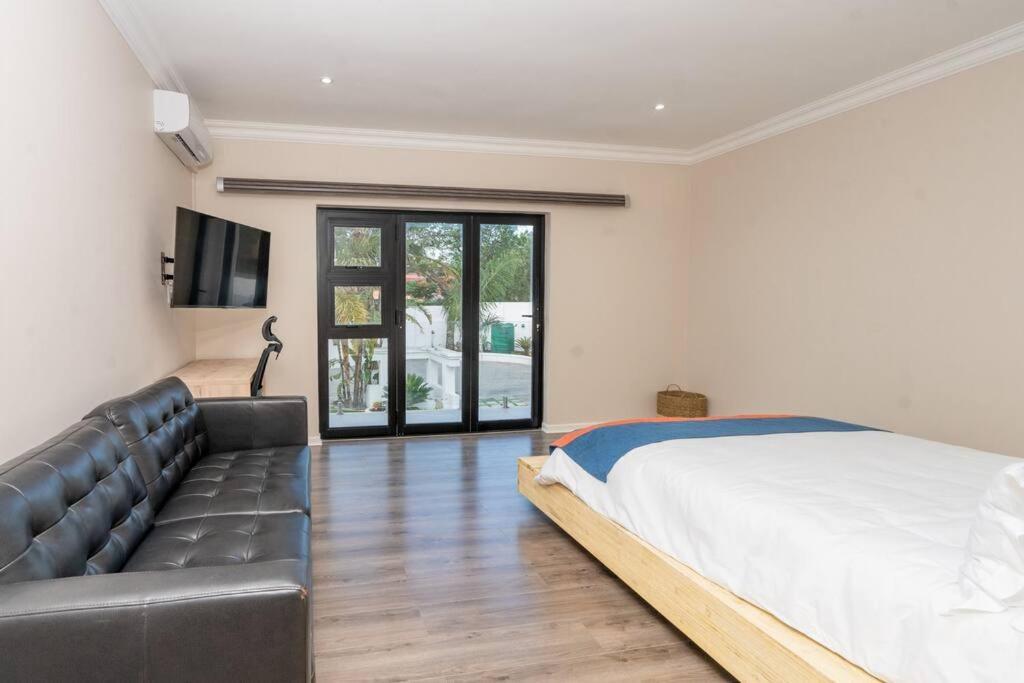 Private Modern 10 Bdrm Home Tucked Away In Sandton Johannesburg Exterior foto