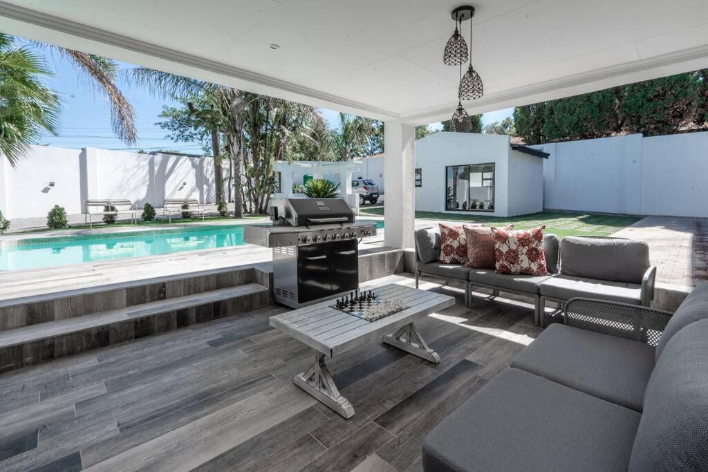 Private Modern 10 Bdrm Home Tucked Away In Sandton Johannesburg Exterior foto